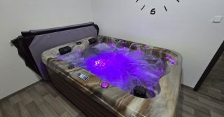 Instalace vířivky Summer v barvě tuscan sun/hnědá bočnice, Horky. 👏👏👏👏 Další instalace a další spokojený zákazník se...