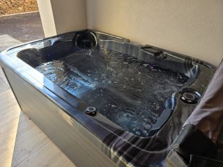 Instalace vířivky SMART v krásné barevné kombinaci stříbrno-černá se šedou bočnicí v Žíšově. Krásná vířivka menších...