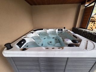 Instalace úžasné vířivky ULTIMATE v barvě mramorově bílá se šedou bočnicí v Ruprechtově. ☀💦☀💦☀💦 Velmi výkonná vířivka se 3...