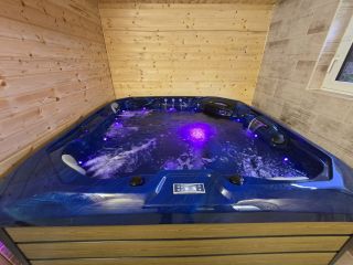 Dnes se podíváme na instalaci vířivky Perla v barevné kombinaci mramorově modrá s hnědou bočnicí v Podlažicích. ☀☀☀☀☀...