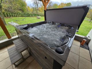 Instalace velmi oblíbené vířivky OAZA v barvě oddysea se šedou bočnicí, Dívčí Hrad. ☀☀☀☀☀ Nejprostornější a nejvybavenější...