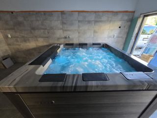 Instalace oblíbené vířivka HAWAI 220 v barvě oddysea se šedou bočnicí, Banka okr. Piešťany. ❤❤❤❤❤❤ Prostorná a plně...