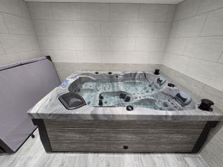 Dnes se podíváme na další instalaci naší jedné z nejprodávanějších vířivých van a to skvělé vířivky STYLE v barvě oddysea...