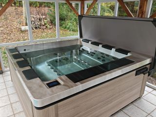 Krásná instalace vířivky Hawai 230 v barvě perleťová, Budislav. 💦💦💦💦💦 Krásná, výkonná a plně vybavená vířivá vana. Ideální...