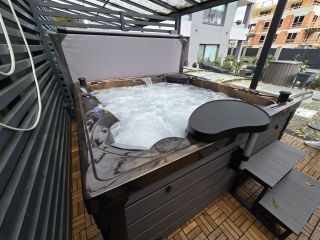 Instalace vířivky OAZA s technologií MICROSILK v barvě zlato-hnědá se šedou bočnicí, Praha - Uhříněves. ☀☀☀☀☀☀☀ Vířivka...