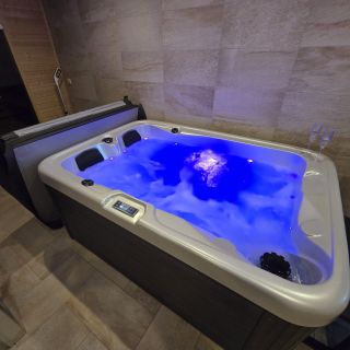 Náš zákazník si udělal radost nejen k Vánocům a pořídil si vířivku SMART v perleťové barvě se šedou bočnicí. Malá tělem,...